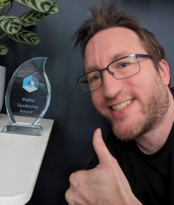 valto employee with award